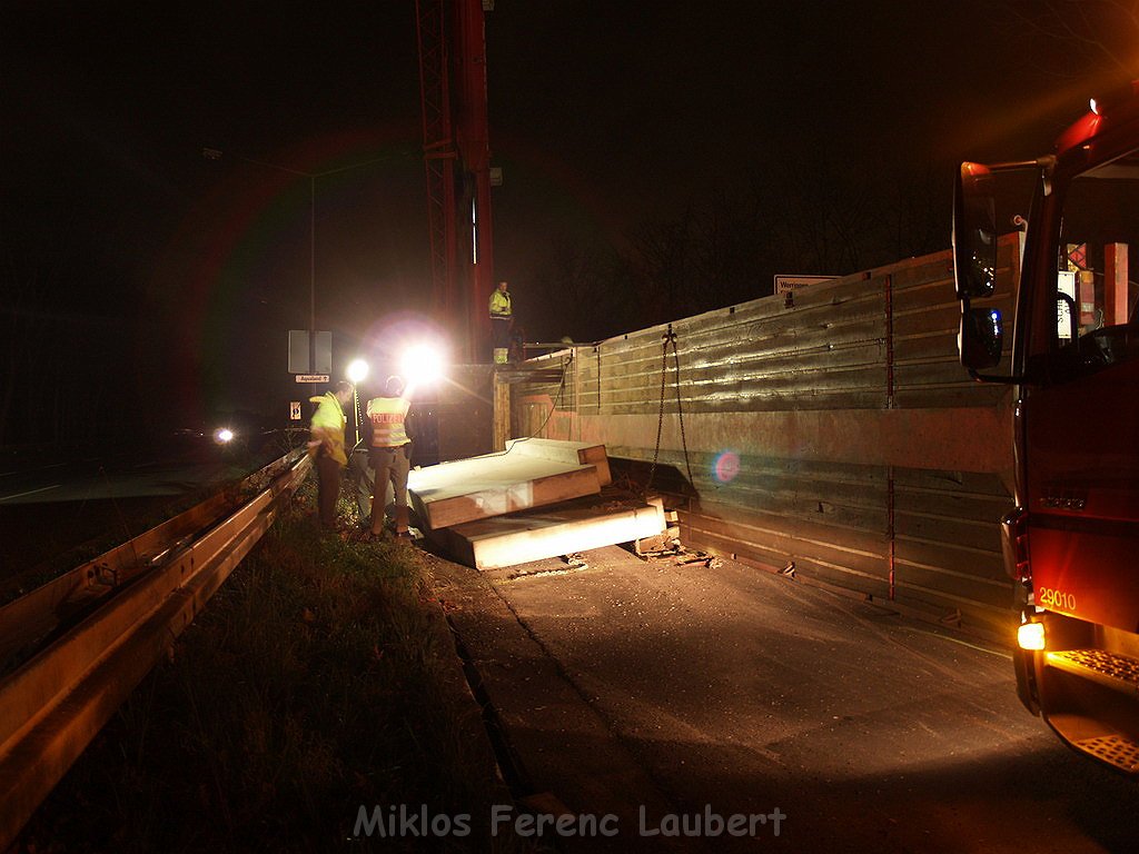 LKW umgestuerzt Koeln Fuehlingen Industriestr P193.JPG